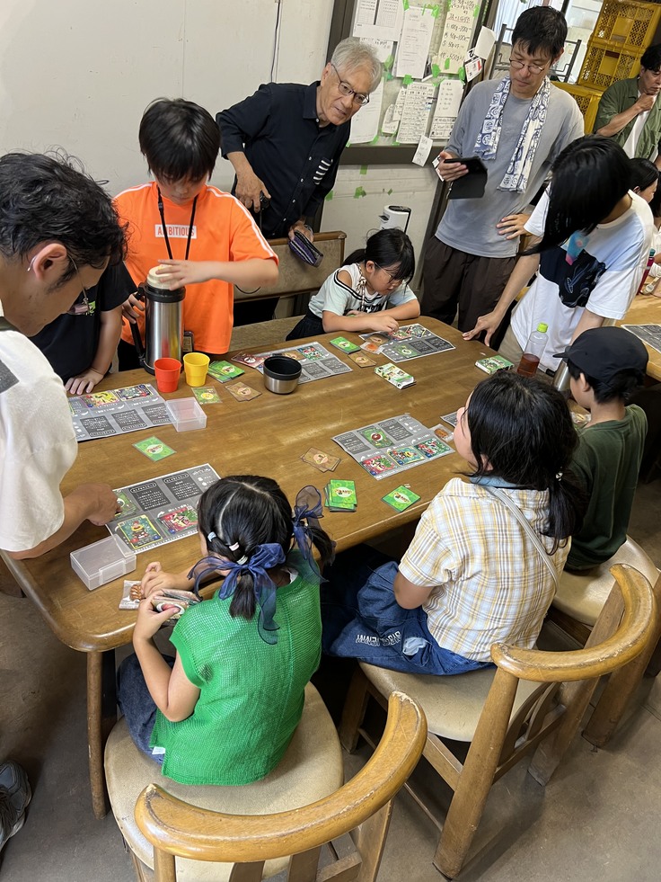 やさいじんトレーディングカードゲームをしている子ども達