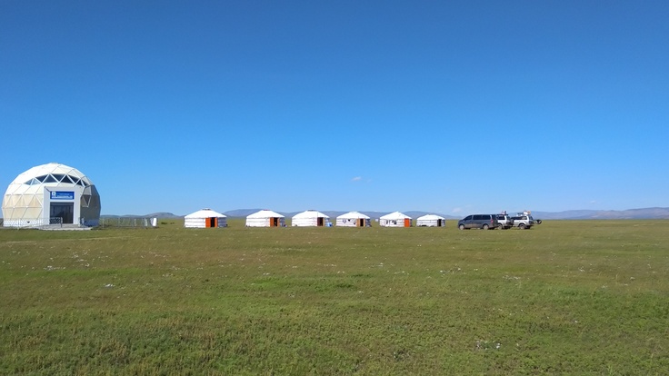一番左のドームはその龍城の保存に関する建物で、右の6つのゲルが我々のキャンプ。