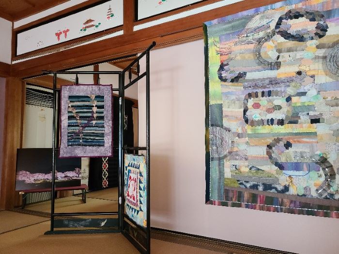 奥明日香さらら・座敷で作品展示