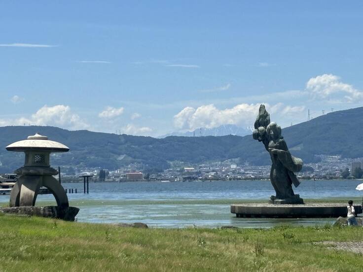 諏訪湖畔の八重垣姫像