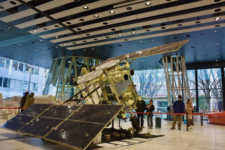 はやぶさ２実物大模型展示の様子