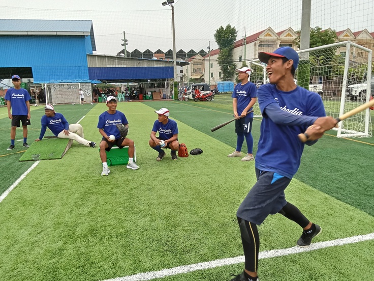 打撃練習中の選手