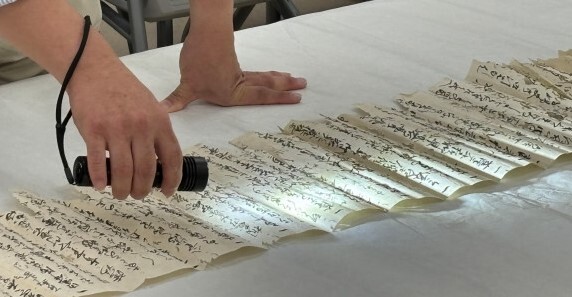 修理前に文書の状態を調査しています その1