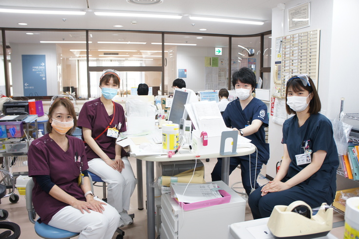 本日、脳神経内科病棟にて。　当科の佐久間診療医が華（病棟看護師さん、薬剤師さん）に囲まれています。協力して診療に取り組んでまいります！