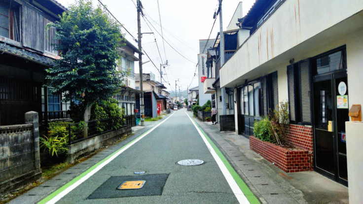 子供が歩く通学路の風景　幅員が4ｍありません