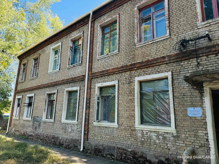 築92年、窓ガラスが割れたオルハさんのアパート