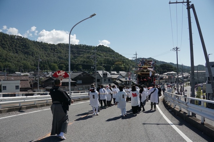 国道８号線を渡り、曳山が跨線橋を登り始めたところ。