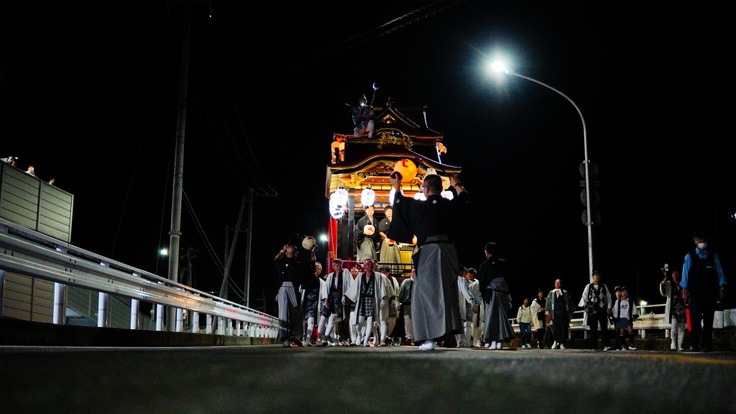 西町から跨線橋を登って行く曳山