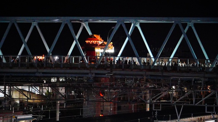 跨線橋上の曳山