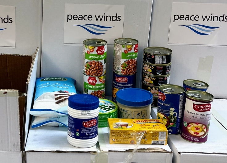 配付した豆の缶詰やチーズなどの食料品