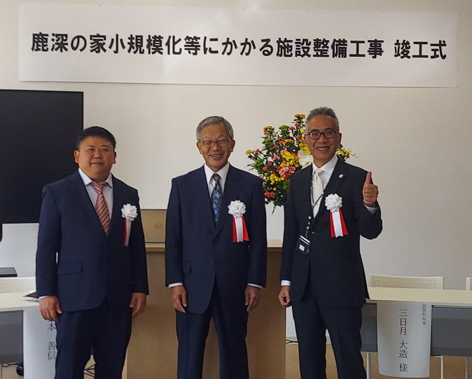 式典開始前に、理事長（中央）、後援会会長（左）と共に