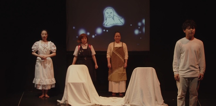 みきまる座の白い犬舞台