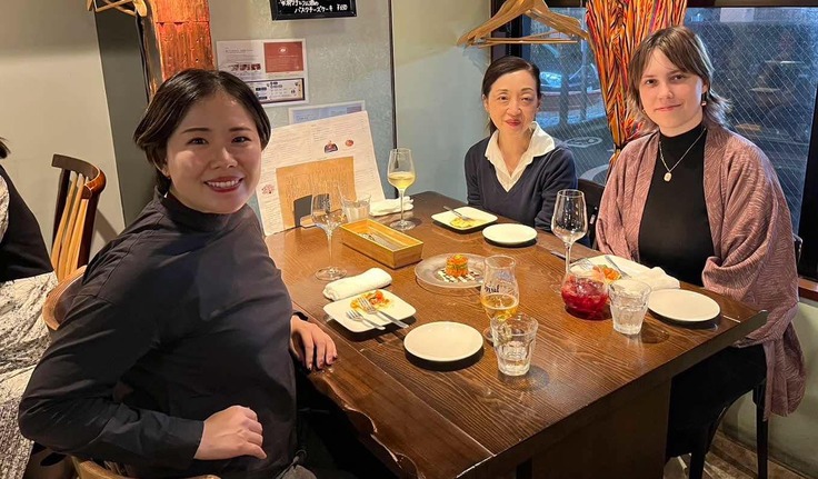 写真右からタリアさん、龍治さん、草野さん