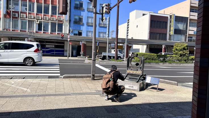 しゃがんでモニュメントを撮影