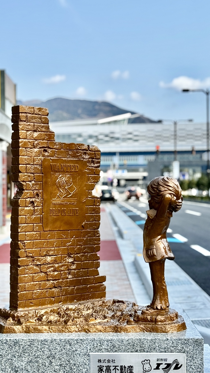 駅舎が背景になるように