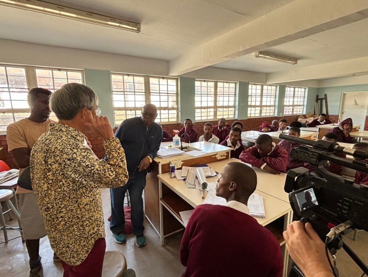 グラフレイネットの高校で読み書き能力の大切さについて話しているところ