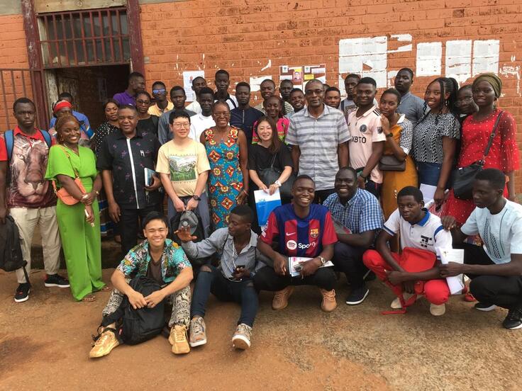 ヤウンデ第一大学人文社会学部にて交流イベントの後に集合写真