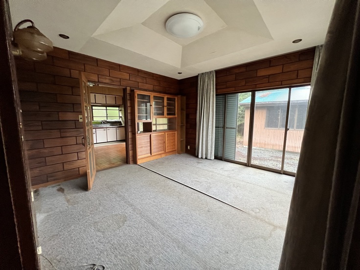 リビングと作り付けの棚、奥にキッチン