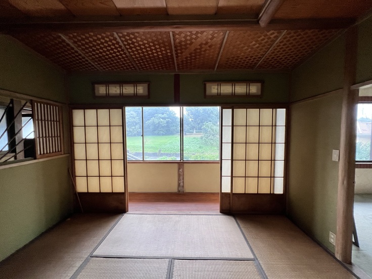 細かな装飾が施された和室からの眺め