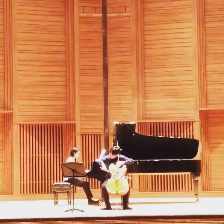 市川高嶺先生と演奏する栞路