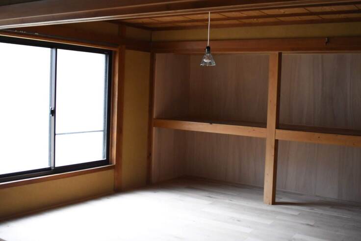 施工間もないころ。押し入れの襖を取り払いロールスクリーンを設置