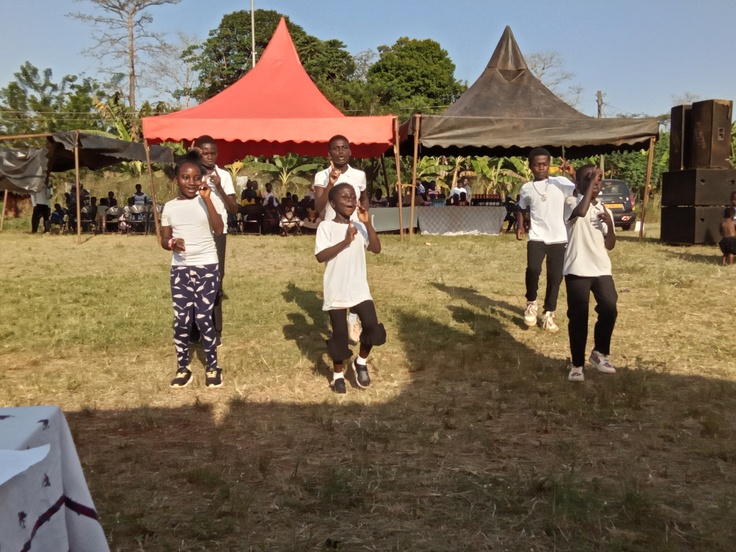 募金イベントでダンスを披露する子どもたち