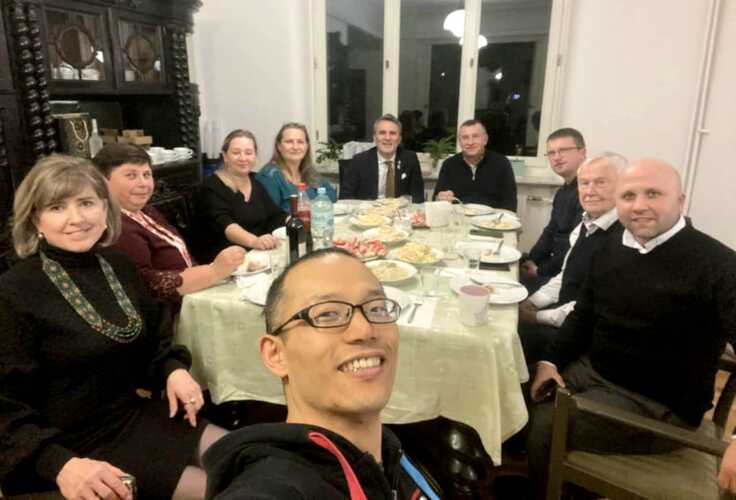 子ども達への教育支援物資としてノートも300冊ちょっと託す