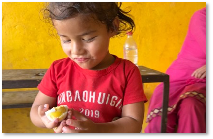 ゆで卵の殻をむくのを手伝ってくれました