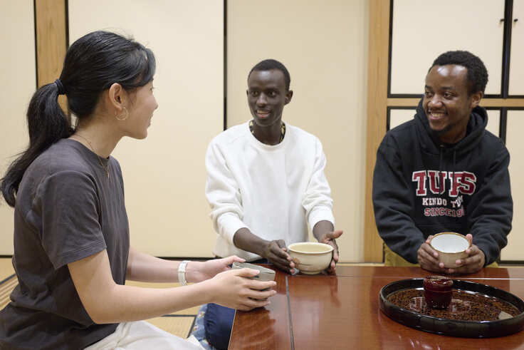 茶室にて（写真中央：パトリックさん[2022年度ルワンダ・プロテスタント大学から受入]、写真右：テンバさん[2022年度ザンビア大学から受入]）