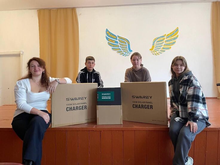 リヴィウ州グリニャニ郡の学校に届いたソーラーパネル付き発電機