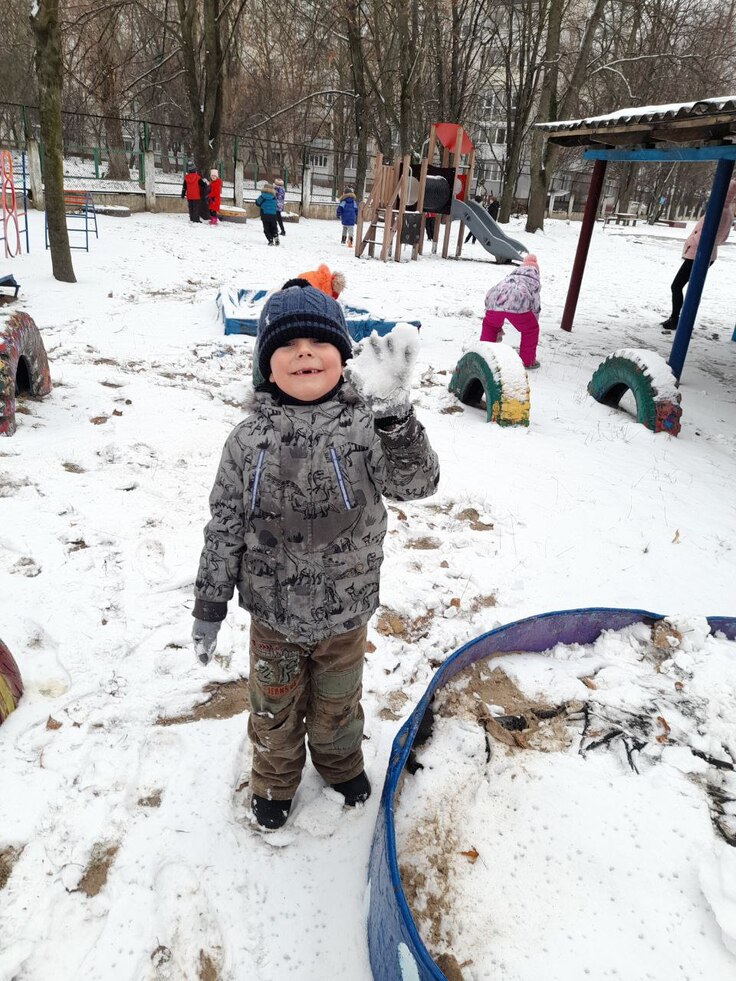 雪が積もる園内