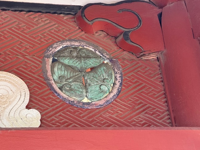 天海僧正が徳川家康公の遺骨を日光に奉遷する際に、川越の喜多院を通りこの瑠璃光寺にて暫時休憩して世良田の長楽寺に向かったことにより、御朱印並びに葵の紋が許されたことにより、この仁王門には葵の紋がついています。