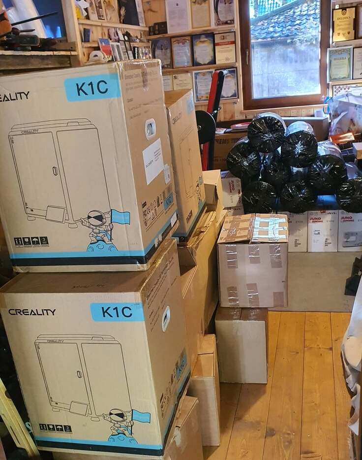 スームィ州の病院から依頼を受け届けた3台3Dプリンター