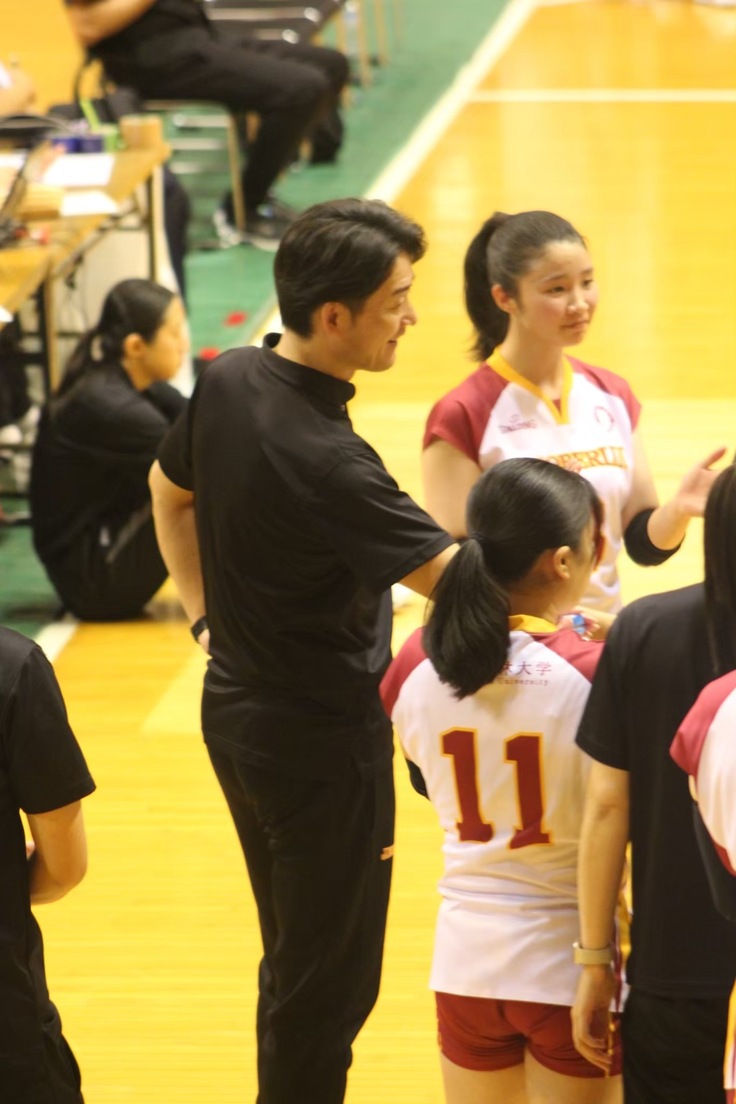 試合のタイム間選手に声をかける池田監督