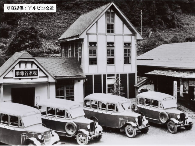 島々駅前に勢揃いした乗合自動車