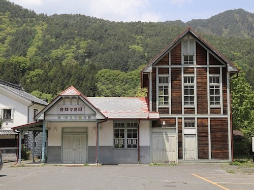 新島々駅前に復元された旧島々駅舎(2022年解体)