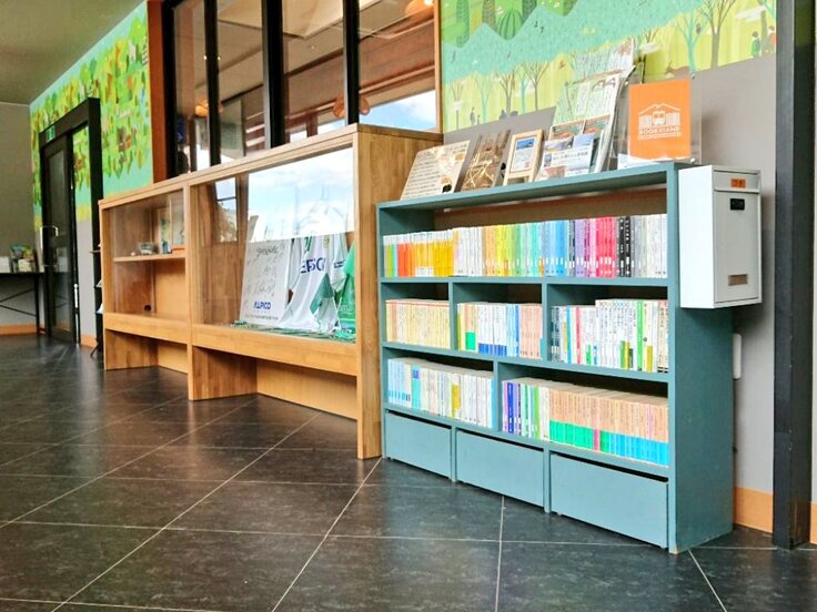 新島々駅待合室に設置している「ブックスタンドしましま本店」(無人古本販売所) 