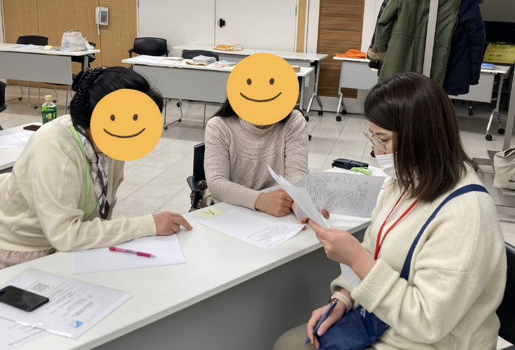 演習をする通訳者（左・中央）とシェアスタッフ（右）