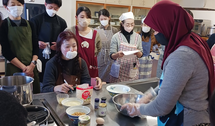 会話を楽しみながら肉団子を作る参加者と講師（右）＝千葉市・幕張公民館で2025年2月8日