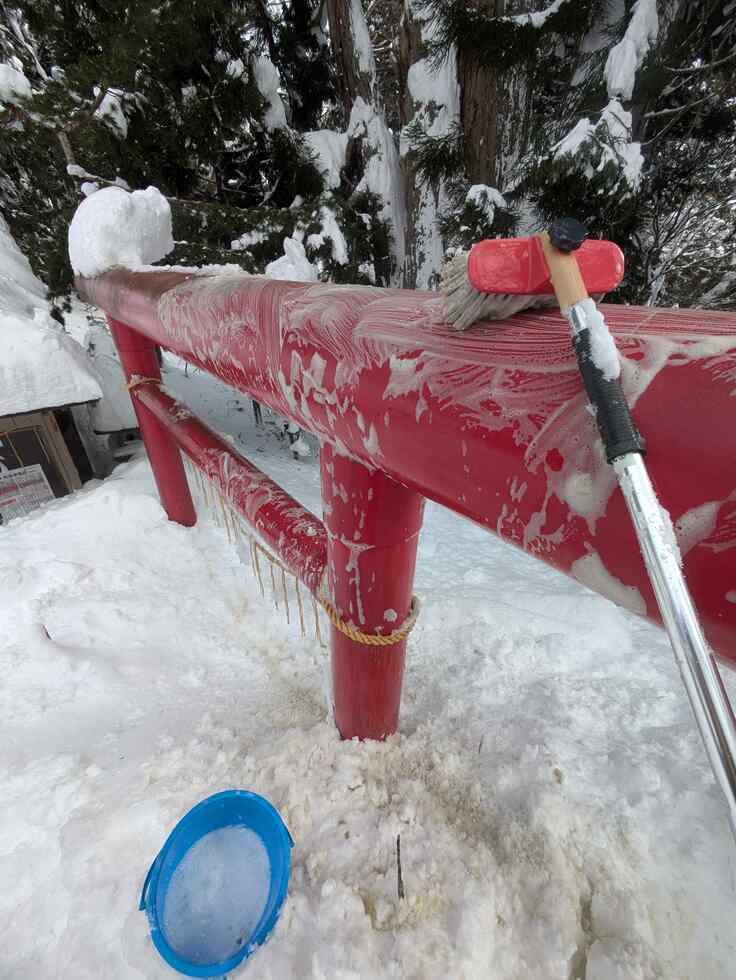 鳥居が埋まり、せっかくなのでお掃除しました