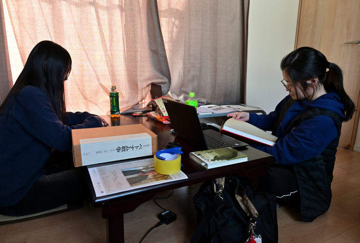 ボランティアの方らと作業中