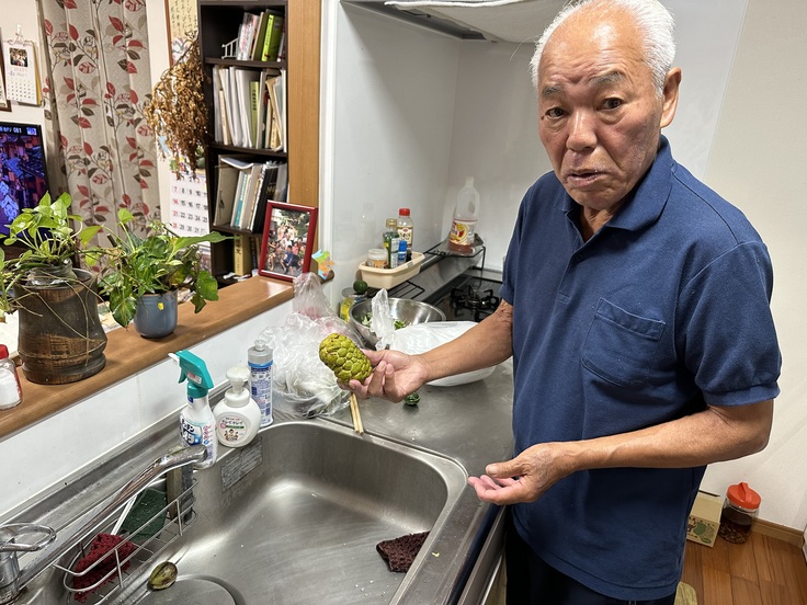 小浜島の歴史や伝統、自然についてスマムニを通して教えてくださる花城正美先生