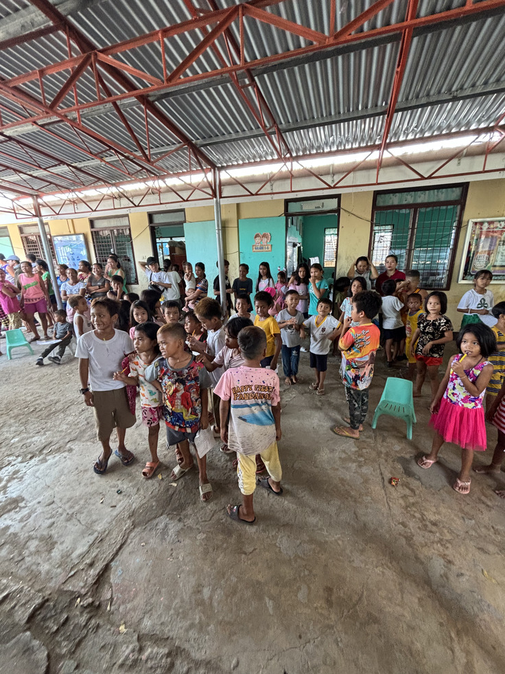 学校に集まる子供たち
