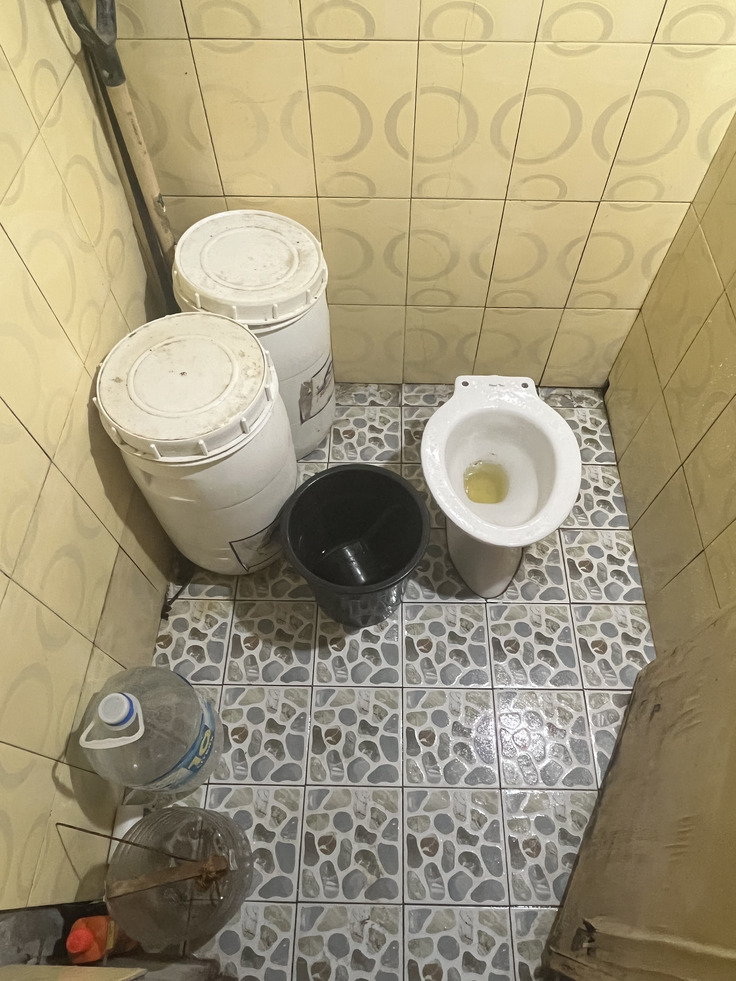 トイレは海水や雨水を流すスタイル