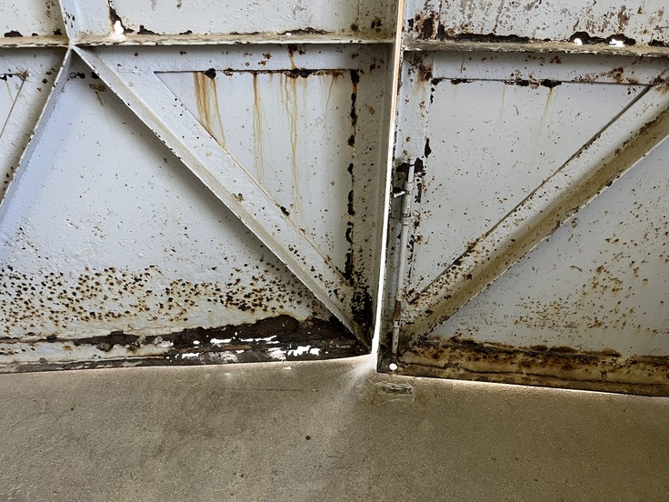 腐食が進みボロボロと鉄板がはがれて小さな穴が開いています