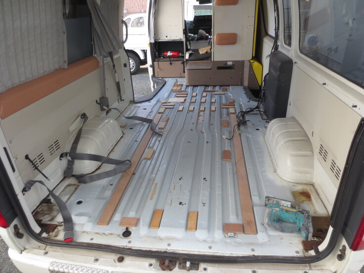 同乗者の椅子や車いすを固定できるように床面作業中です