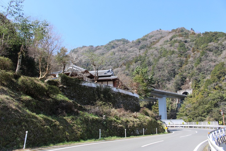 県道沿いの小高い丘にあります。