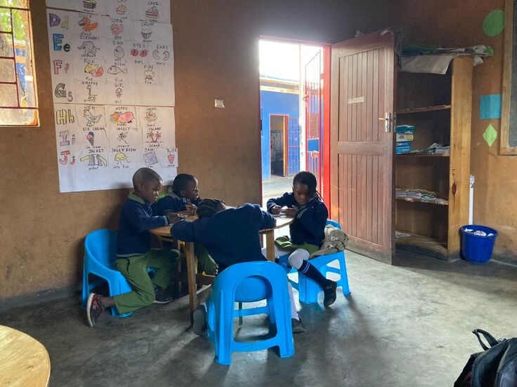 プラスチックの椅子に座る子どもたち