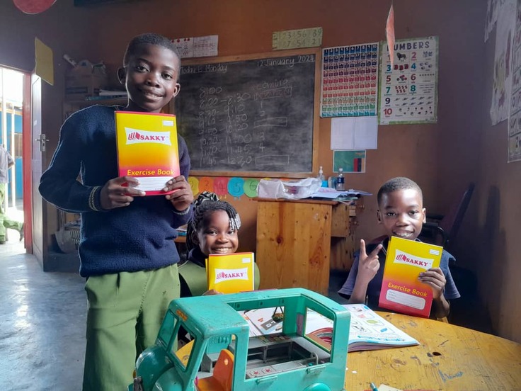 鉛筆などを持つ子どもたちの写真