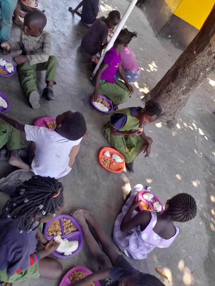 給食を食べる子どもたち